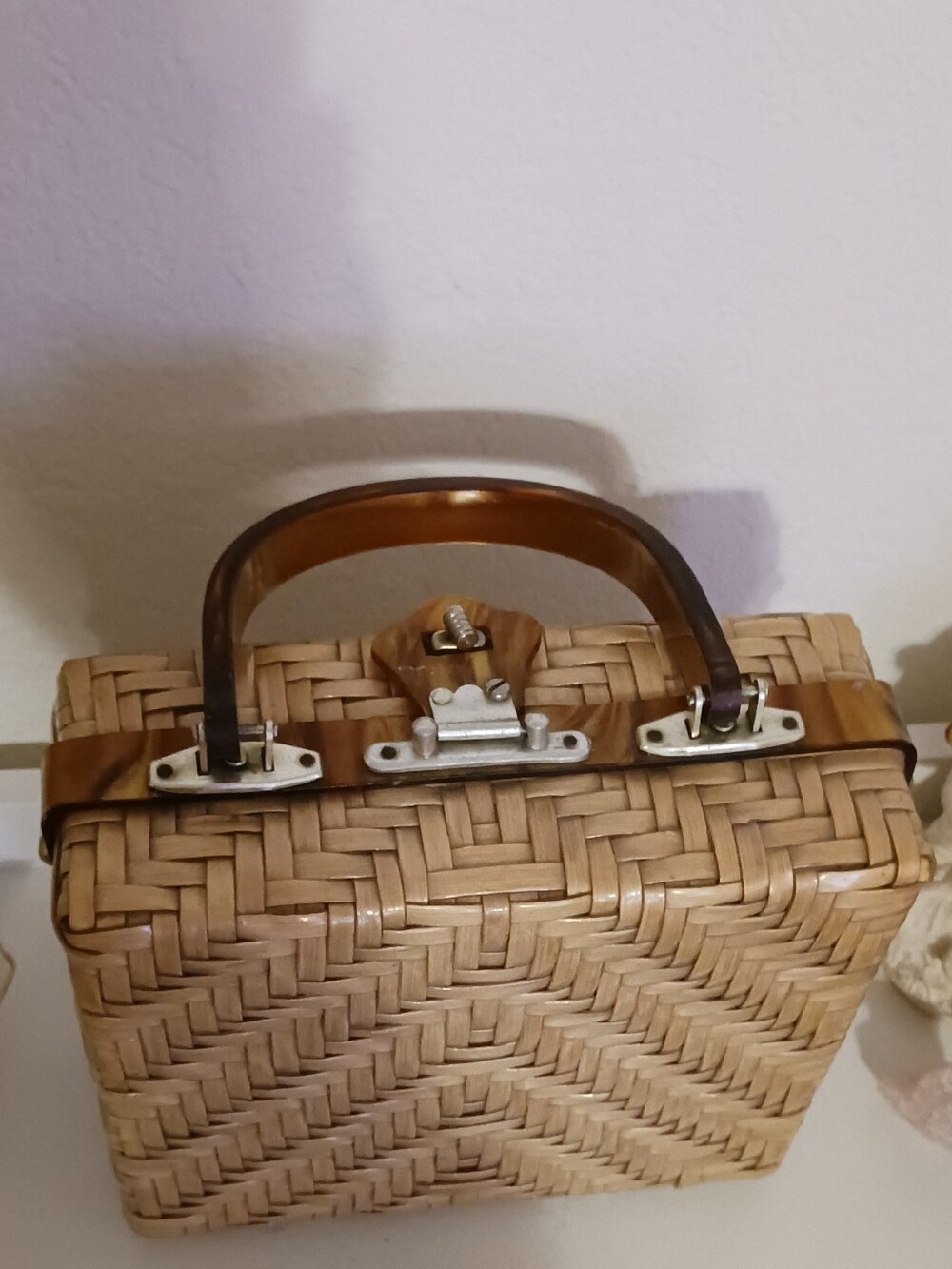 Lesco Lona Made In Hong Kong Vintage Woven Basket Style Purse w/ Lucite Accents - Picture 12 of 16